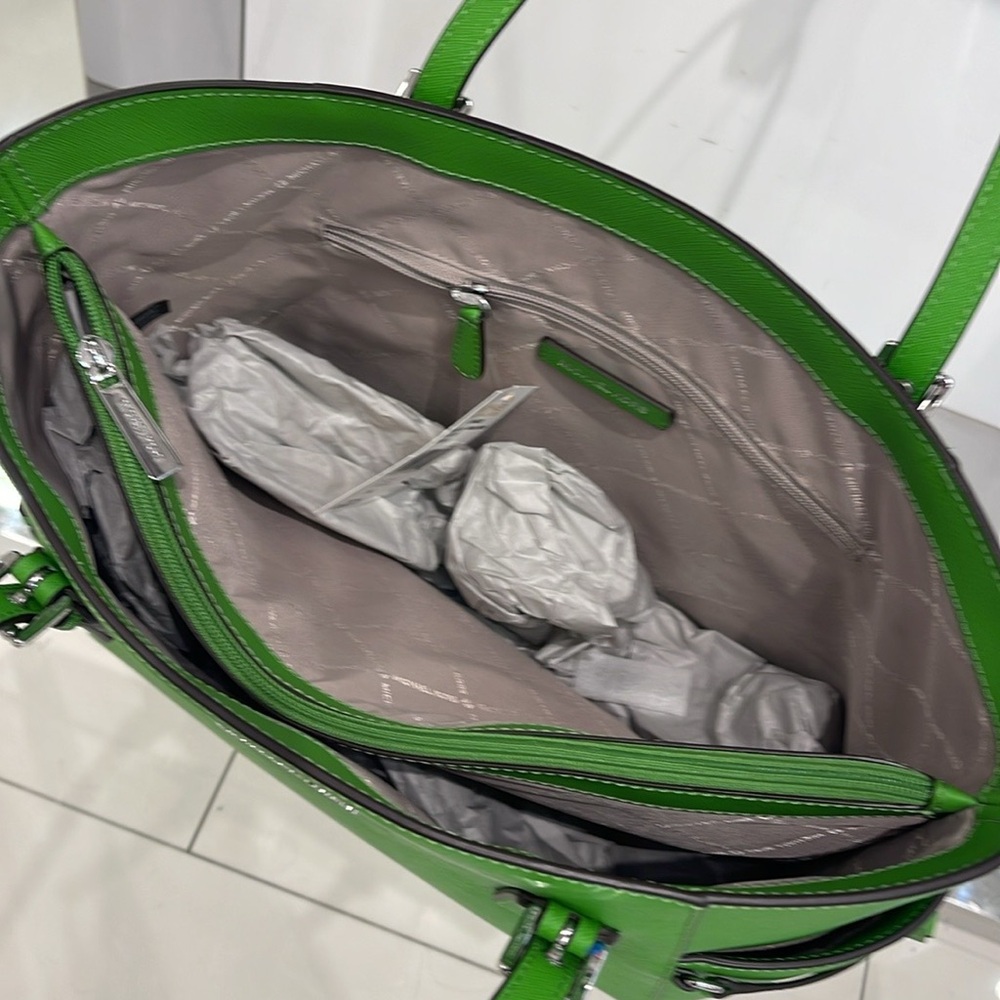 Michael Kors Voyager Large Saffiano Leather Shoulder Tote Bag
Jungle Green NWT - Picture 16 of 16